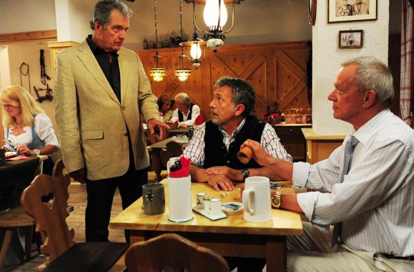Bild 1 von 10: (v.l.n.r.) André (Joachim Lätsch); Julius (Michele Oliveri); Werner (Dirk Galuba)