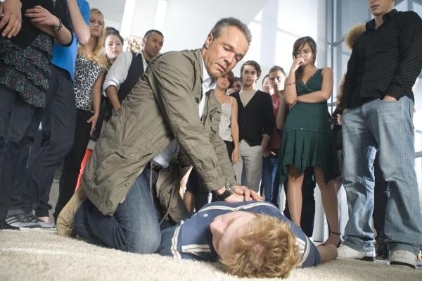 Bild 1 von 15: Lässt sich total volllaufen: Svens (Philipp Gerstner, liegend) Retter ist ausgerechnet sein ärgster Widersacher Harald Westphal (Hannes Jaenicke, M.) ...