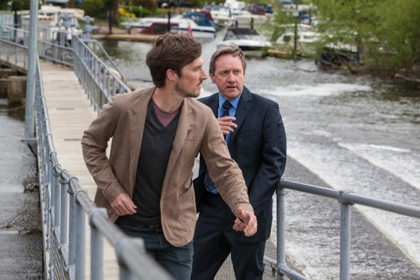 Bild 1 von 6: DCI John Barnaby (Neil Dudgeon,r.) entdeckt einen Verdächtigen am Tatort und DS Charlie Nelson (Gwilym Lee,l.) wird ihn verfolgen.