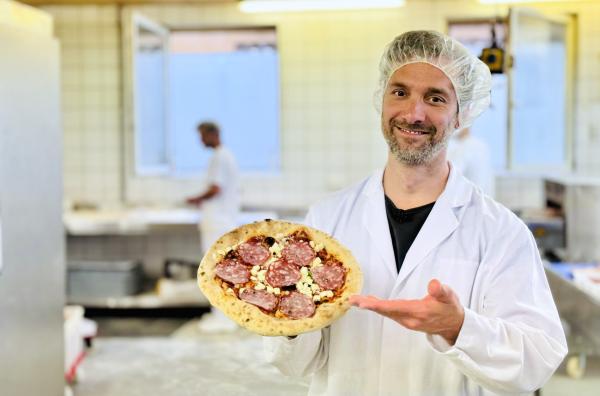 Bild 1 von 1: Die Pizza-Vielfalt in Deutschen Tiefkühlregalen wächst. Wo vor knapp zehn Jahren Wagner und Dr. Oetker dominierten, mischen nun auch Start-ups wie Gustavo Gusto und Freda mit und verpassen der TK-Pizza ein neues Image. Doch wie gut sind die Premium-Pizzen wirklich? Daniel Aßmann schaut sich die Herstellung in \