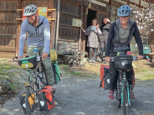 Bild 1 von 7: Nach dem Kochkurs brechen Louisa und Tobi mit vielen neuen Eindrücken zur nächsten Etappe auf.