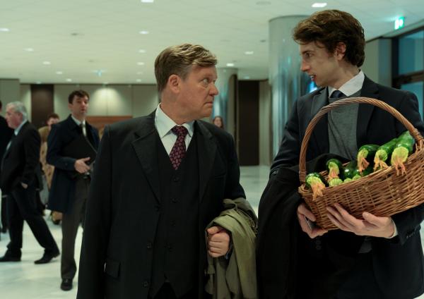 Bild 1 von 7: Bernd Hausner (Justus von Dohnányi, l.) erhält als Dank für die massive Steuereinsparung einer seiner Klienten einen Korb Zucchinis von seinem Assistenten (Corvin Hummer, r.) überreicht.