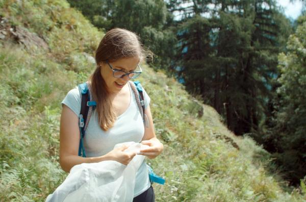 Bild 1 von 6: Die Biologin Karen Falsone erforscht im Calancatal seltene Schmetterlingsarten.