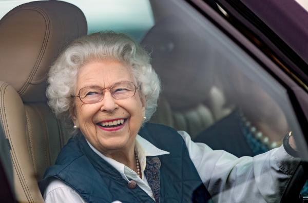 Bild 1 von 3: Die Königin mit dem Bleifuß: Elizabeth II. fuhr gerne selbst, weil ihr das ein Gefühl von Freiheit gab.