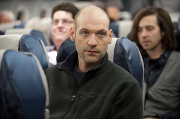 Bild 1 von 13: Ein Passagier, der sich auffällig verhält und schon bald versucht, seine Mitreisenden zum Aufstand aufzustacheln: Doch ist Austin (Corey Stoll) wirklich der mysteriöse Erpresser?