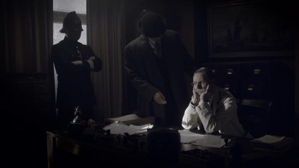 Bild 1 von 2: Nachdem ein konkurrierender Anwalt Herbert R. Armstrong des Mordes an seiner Frau und des Mordversuchs an ihm selbst bezichtigt hat, wird Armstrong am 31. Dezember 1921 in seiner Kanzlei verhaftet. Er kehrt nie wieder nach Hause zurück.