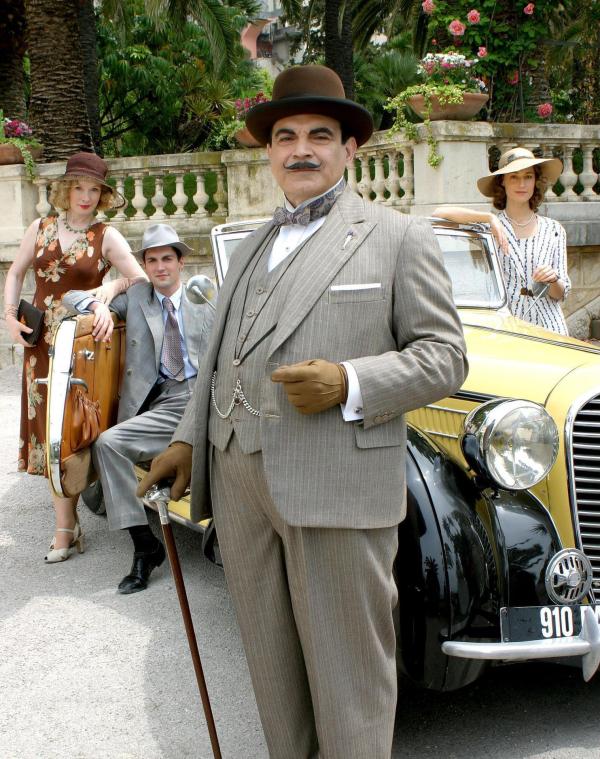 Bild 1 von 5: Im Bild (v.li.): Lindsay Duncan (Lady Tamplin), Tom Harper (Corky), David Suchet (Hercule Poirot), Georgina Rylance (Katherine Grey).