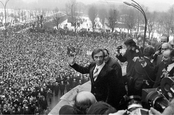 Bild 1 von 6: Im Bild: Ankunft des österreichischen Skirennläufers Karl Schranz in Wien nach seinem Ausschluss von den Olympischen Winterspiele 1972 in Sapporo. Schranz steht am Balkon des Bundeskanzleramtes. 8. Februar 1972.