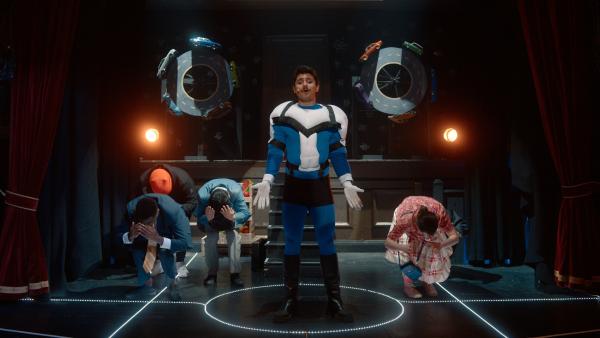 Bild 1 von 3: Kash (Bilal Hasna) stellt sein neues Theater-Stück vor. Er ist von sich als Darsteller überzeugt und gibt mit seinen Mitwirkenden (Komparsen) alles. Ob es wohl ein Erfolg wird?