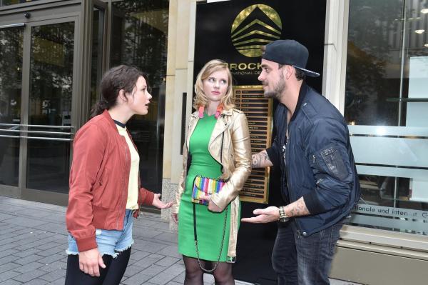 Bild 1 von 13: Wie werden sich (v.l.n.r.) Jenni (Anna Mennicken), Anja (Franziska Breite) und Rocko (Marc Barthel) nach Melissas Angebot wohl entscheiden?