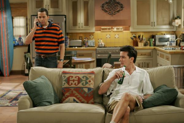 Bild 1 von 13: Alan (Jon Cryer, l.) bietet Charlie (Charlie Sheen, r.) an, seine Satellitenschüssel auf dem Dach auszurichten - doch das war ein Fehler ...
