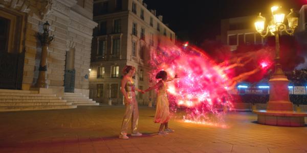 Bild 1 von 3: Jade (Georgia Pemberton, l.) und Cece (Hailey Romain, r.) werden mitten in Paris von dunklen Mystic-Kräften angegriffen. Cece versucht, die Kräfte abzuwehren.