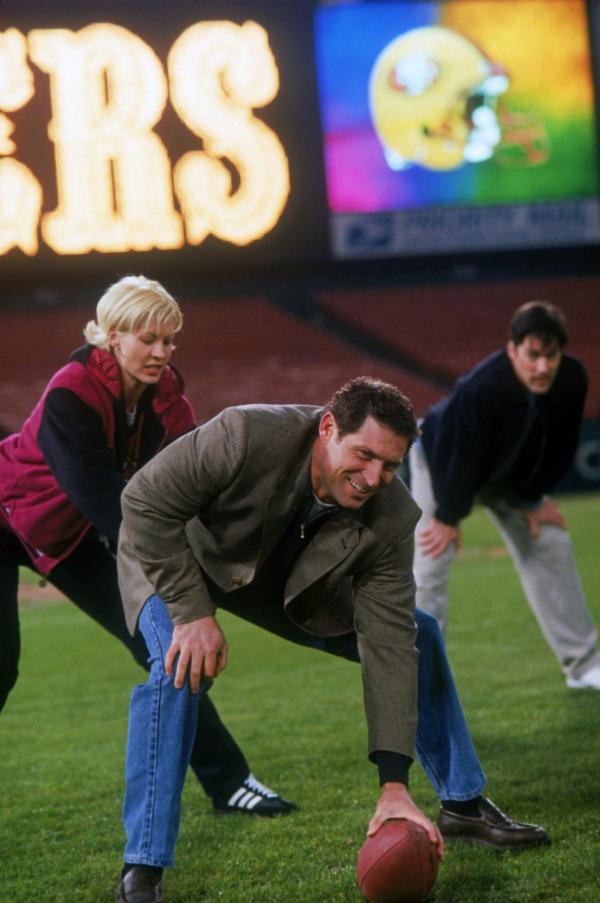 Bild 1 von 2: Dharma findet Football eigentlich total langweilig - bis Greg sie mit ins Stadion nimmt und ihr die Regeln erklärt. Von diesem Tag an geht Dharma nicht nur zu jedem Spiel der '49ers' aus San Francisco, sondern wird aufgrund ihrer Jubeltänze zum erklärten Liebling und Super-Fan der Mannschaft...