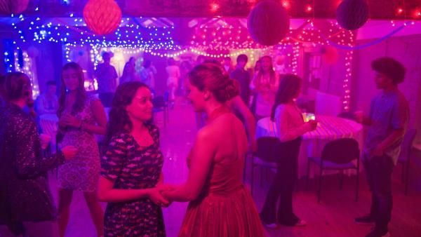 Bild 1 von 3: Addie (Lola Blue, v.l.) hat für ihre Schwestern, die Zwillinge sind, eine Party zum 16. Geburtstag im Gemeindesaal organisiert. Keedie (Georgia De Gidlow, v.r.) war erst gegen eine Party, doch nun freut sie sich doch.