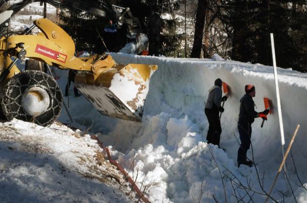 Bild 1 von 4: Der Olympia Bob Run St. Moritz - Celerina gilt als einzige Natureisbahn der Welt. Der Eiskanal wird jedes Jahr von Hand neu aufgebaut.