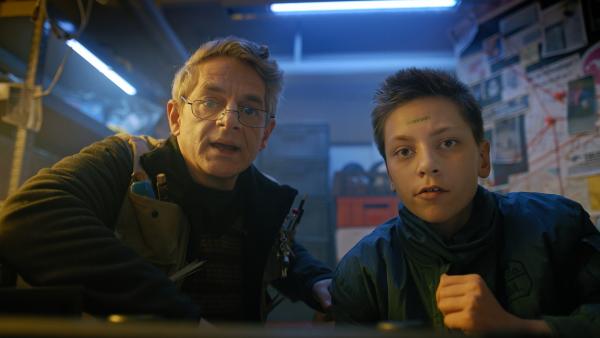 Bild 1 von 4: Da haben sich zwei gefunden: Hausmeister Maas (Volker Zack) und Moritz (Jan Friedrichsen) vereint im Kampf gegen das Schulhofverbrechen.