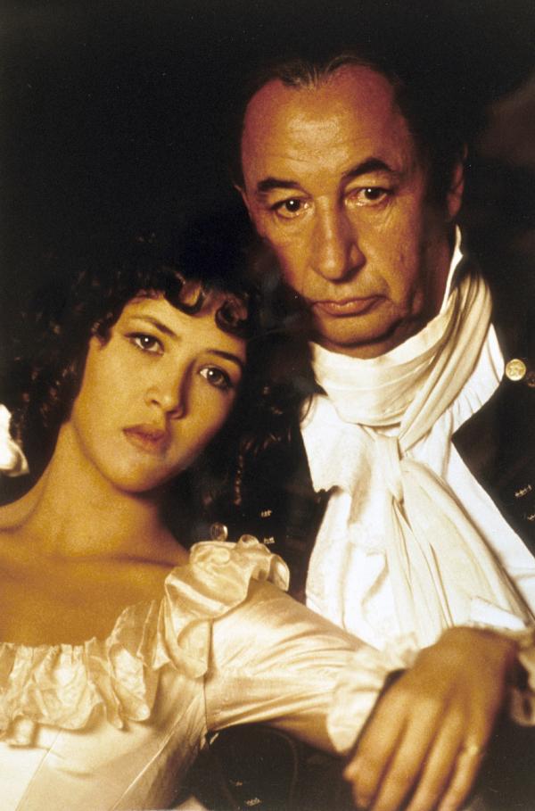 Bild 1 von 5: Allein seine Tochter Céline (Sophie Marceau) bleibt dem Grafen von Kerfadec (Philippe Noiret) treu ? seine beide Söhne haben sich von ihm abgewandt.