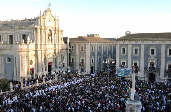 Bild 1 von 4: Beim Fest der heiligen Agatha, das jährlich Anfang Februar in Catania stattfindet, versammeln sich eine halbe Million Sizilianer. Sie beten zur Schutzheiligen Catanias, damit sie sie vor den Zornesausbrüchen des Ätna bewahre.