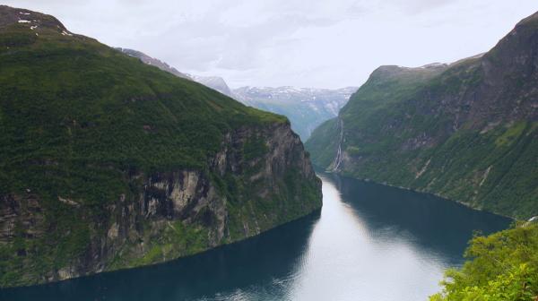 Bild 1 von 2: Flankiert von 1.700 Meter hohen Bergen gilt der Geiranger als spektakulärster unter den über 1.000 Fjorden.
