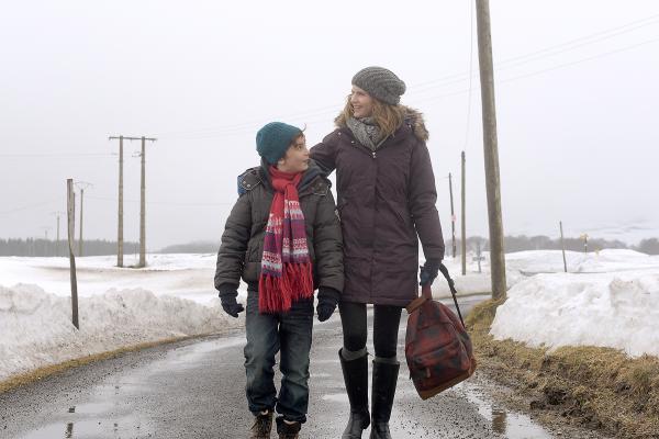 Bild 1 von 8: Annette (Alice Taglioni) und ihr Sohn Antoine (Christian Buillette) wagen einen Neuanfang auf dem Land zusammen mit einem Mann, den Annette über eine Heiratsanzeige kennengelernt hat.