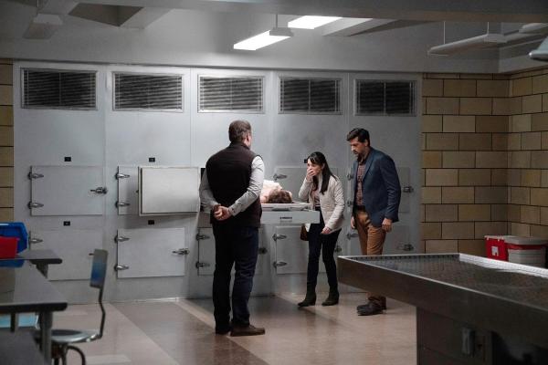 Bild 1 von 16: Im Bild (v.li.): Tyler Labine (Dr. Iggy Frome), Adriana DeMeo (Thora Mancini), Donnie Keshawarz (Dominic Mancini).