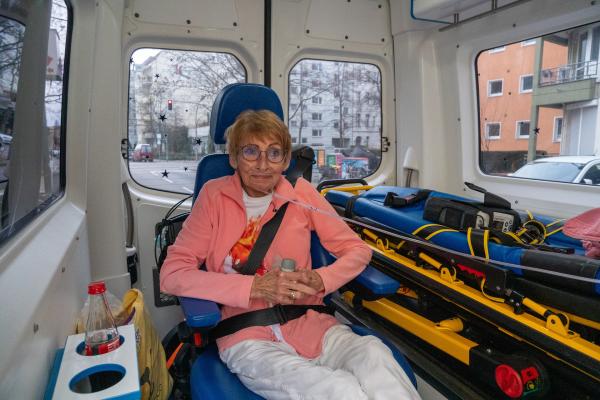Bild 1 von 10: Verena hat eine Lungenkrankheit im Endstadium. Ihr letzter Wunsch: Eine Fahrt durch den Osten Berlins.