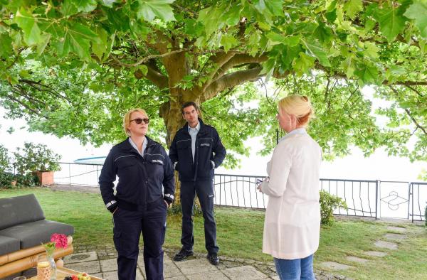 Bild 1 von 4: Im Bild: Richterin Marla Kohnen (Elisabeth Brück, r.) wird von Nele Fehrenbach (Floriane Daniel, l.) und Jakob Frings (Max König, M.) zu dem toten Ornithologen befragt. Dieser kämpfte für den Naturschutz und war ein \