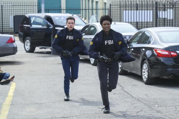 Bild 1 von 8: Special Agent Stuart Scola (John Boyd, l.); Special Agent Tiffany Wallace (Katherine Renee Turner, r.)