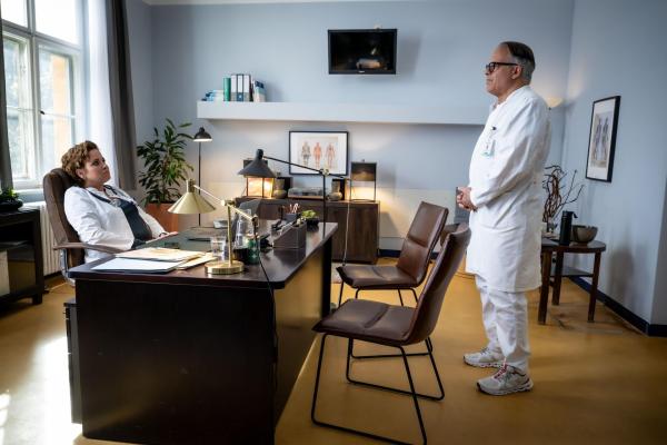 Bild 1 von 11: Dr. Barbara Berg (Muriel Baumeister, l.); Dr. Gregor Wemuth (Karsten Speck, r.)