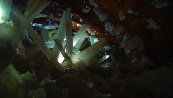 Bild 1 von 4: In dieser mexikanischen Höhle finden sich riesige Kristalle aus Marienglas - eine Form von Gips-