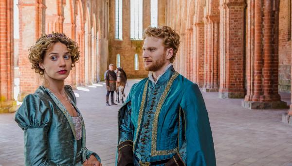 Bild 1 von 6: Der Prinz (Lucas Prisor) und die Prinzessin (Jytte-Merle Böhrnsen) bei ihrer ersten Begegnung.