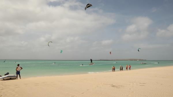 Bild 1 von 7: Kräftige Winde machen Boavista zu einem Paradies für Kite-Surfer.