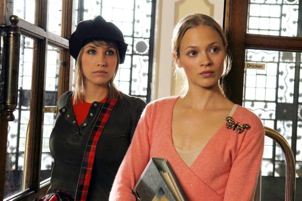 Bild 1 von 8: Im Bild: Lilo (Mavie Hörbiger, re.) und Sarah (Maxi Warwel) legen sich mit Franka Münzberger an.