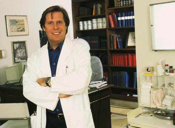 Bild 1 von 2: Sigmar Solbach als Dr. Stefan Frank