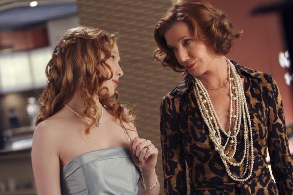 Bild 1 von 38: Martha (Susan Sullivan, r.) kann es mal wieder nicht lassen und gibt ihrer Enkelin Alexis (Molly C. Quinn, l.) wertvolle Tipps mit auf den Weg ...