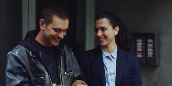 Bild 1 von 5: Louna Lloris (Anna Bardavelidze, r.) und Liam (Ludwig Brix, l.) rücken während ihrer aufregenden Suche nach Beweisen näher zusammen.