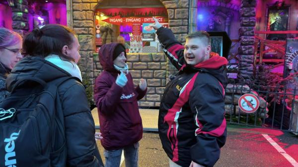 Bild 1 von 2: Damian (re.) trifft seine Freunde auf dem Rostocker Weihnachtsmarkt. Zwischen Karussell, Zuckerwatte und Lampenfieber warten emotionale Momente - und eine Mutprobe.