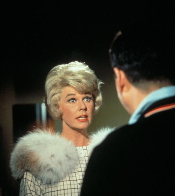 Bild 1 von 7: Das Entsetzen steht Carol (Doris Day, l.) ins Gesicht geschrieben, als sie erfährt, wer Jerry Webster (Rock Hudson, r.) wirklich ist ...