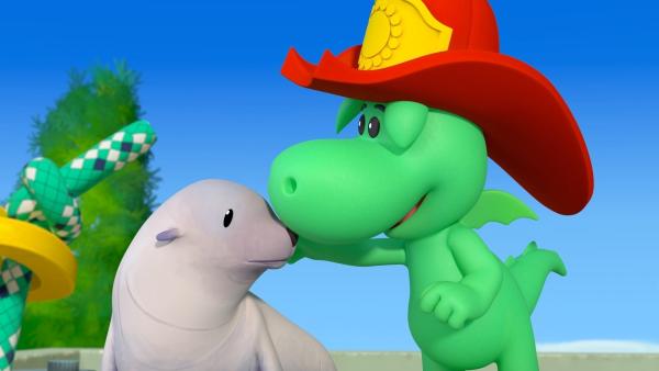 Bild 1 von 3: Das Seelöwenbaby scheint Grisu zu mögen - und umgekehrt.