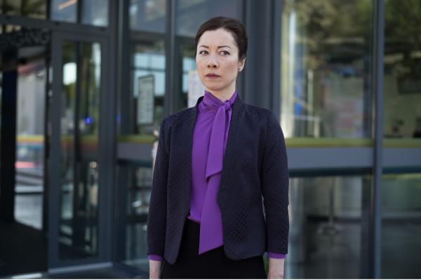 Bild 1 von 5: Die Diplomatin Bao Chen (Nina Fog) dachte, dass sie davonkommt, wenn sie den Killer ans Messer liefert.