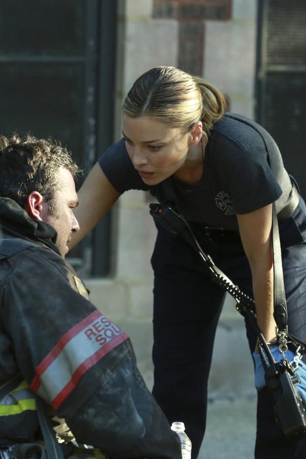 Bild 1 von 11: (l-r) Taylor Kinney as Kelly Severide, Lauren German as Leslie Shay -- (Photo by: Elizabeth Morris/NBC)