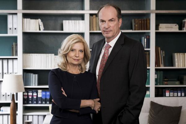 Bild 1 von 8: Isa von Brede (Sabine Postel, l.); Markus Gellert (Herbert Knaup, r.)