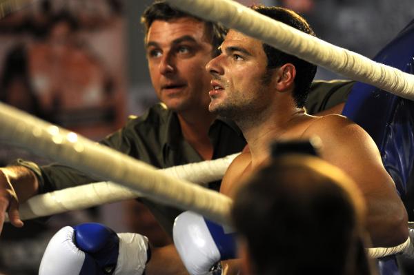 Bild 1 von 1: Der Bergdoktor Martin (Hans Sigl, l.) beschwört den sichtlich angeschlagenen Boxer Schilling (Tobias Licht, r.), den Kampf abzubrechen.