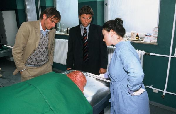 Bild 1 von 20: Jupp (Uwe Fellensiek, M.) und Falk (Dirk Martens, l.) schauen gemeinsam mit der Pathologin (Tatjana Clasing, r.) die Leiche an.