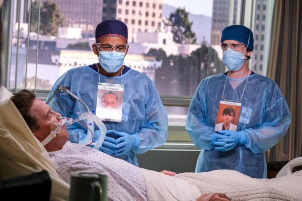 Bild 1 von 20: Im Bild (v.li.): Lochlyn Munro (Martin Cross), Hill Harper (Dr. Marcus Andrews), Freddie Highmore (Dr. Shaun Murphy).