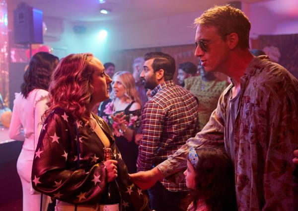 Bild 1 von 4: Craig (Perry Fitzpatrick) wartet während der Party bereits sehnsüchtig auf Toni (Leah Brotherhead). Er hat eine Überraschung für sie vorbereitet. Doch Toni muss ihm unbedingt etwas sagen.