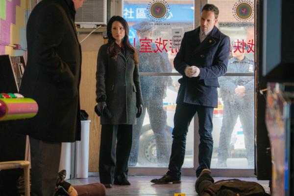 Bild 1 von 10: Als drei Gangmitglieder in Chinatown erschossen wurden, versuchen Sherlock Holmes (Jonny Lee Miller, M.) und Joan Watson (Lucy Liu, r.) den Mörder zu fassen ...