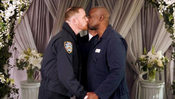 Bild 1 von 18: Kevin (Marc Evan Jackson, l.); Ray Holt (André Braugher, r.)