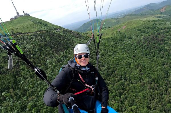 Bild 1 von 5: Flore Millon ist seit vier Jahren passionierte Gleitschirm-Fliegerin - trotz Höhenangst. Sie hat für sich eine Methode entwickelt, die es ihr ermöglicht, mit der Angst zu fliegen.