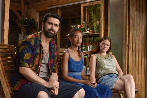 Bild 1 von 4: Zu den Verdächtigen zählen der Ehemann Steve (David Mumeni, l.), die Geschäftspartnerin Carrie (Patricia Allison, M.) sowie die Assistentin Daisy (Imogen King, r.). Alle drei haben ein mögliches Tatmotiv und geraten ins Visier der Ermittlungen.